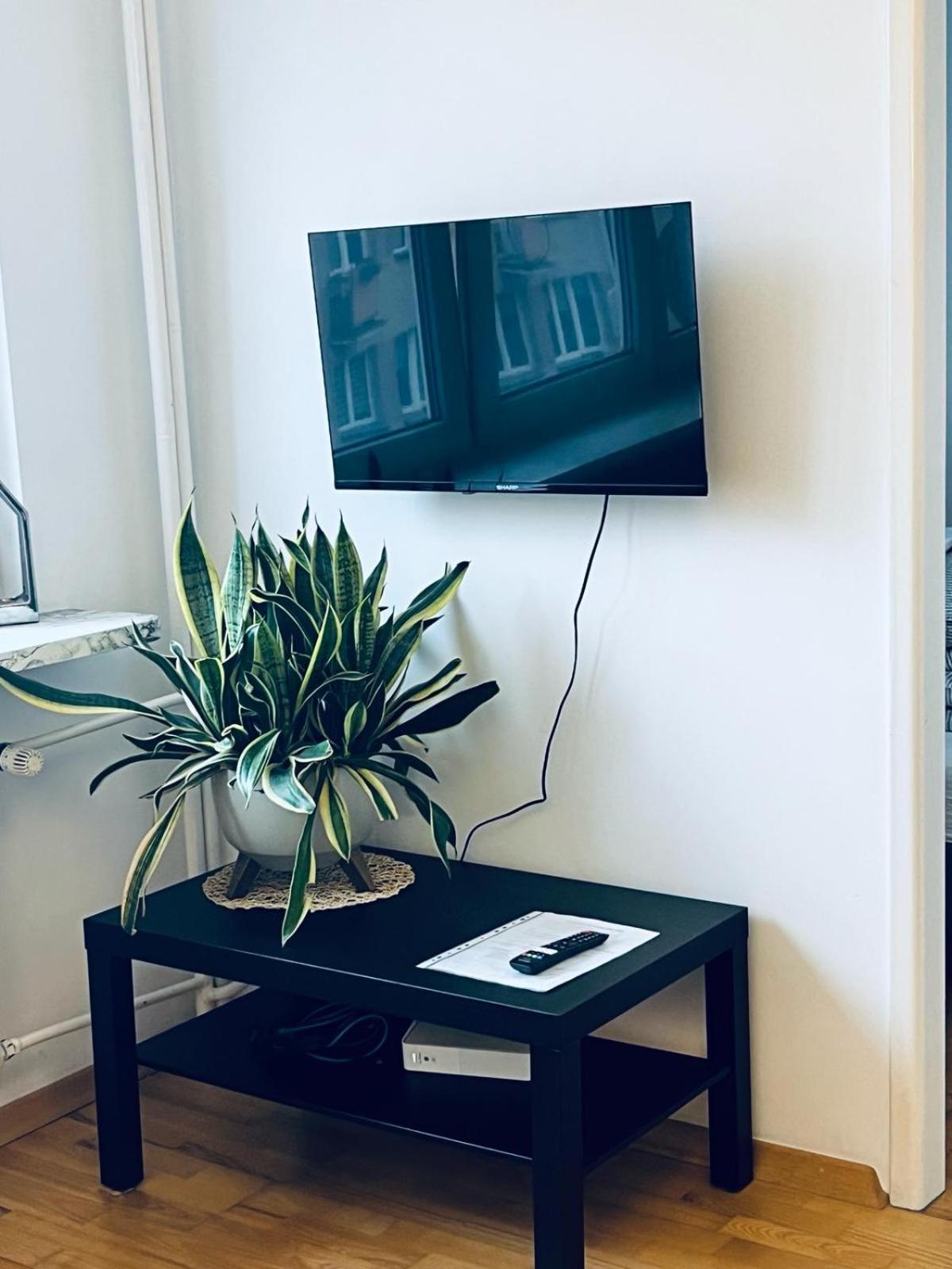 Bright And Cozy 34m Near Metro M2 And Tram Apartment
